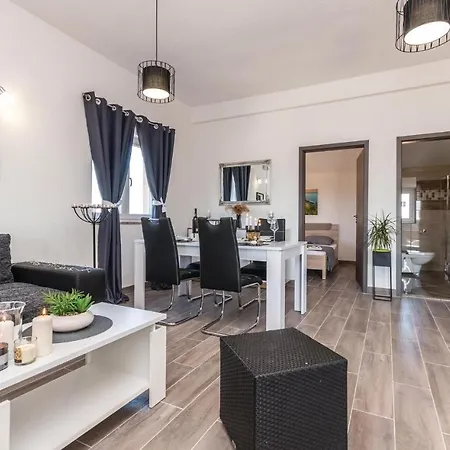 Nice In Biograd With Wifi Apartman Biograd na Moru